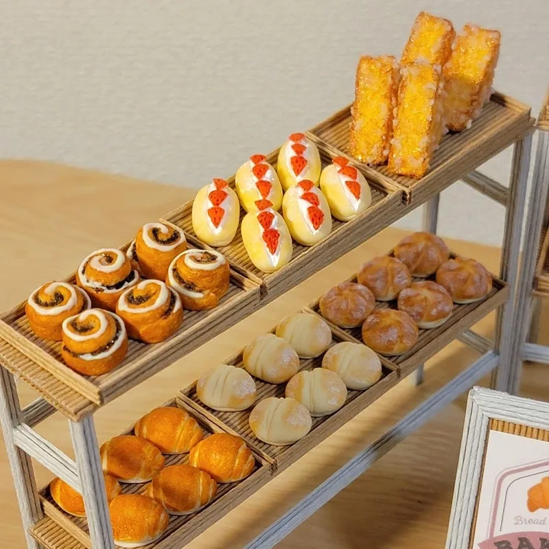 Bé thích thú với bánh mì tí hon decor