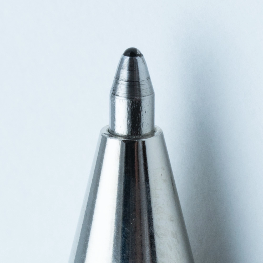 Đầu bút bi phóng to lộ rõ từng chi tiết vi mô