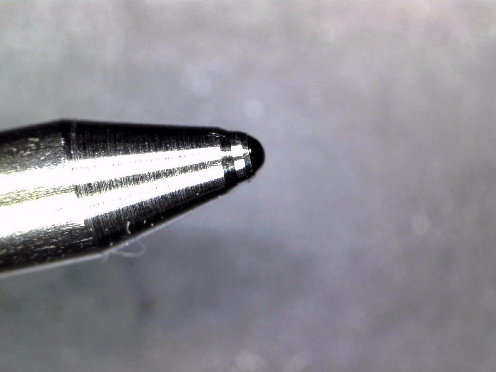 Soi đầu bút bi dưới kính hiển vi cực kỳ sống động