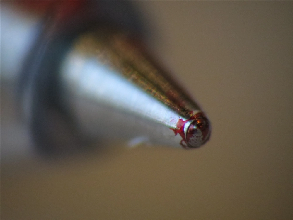 Hình ảnh macro đầu bút bi sắc nét cuốn hút người xem