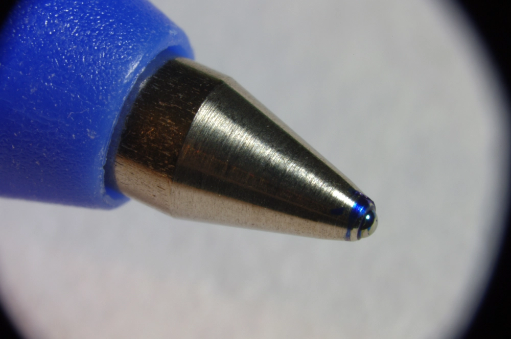 Tại sao đầu bút bi có viên bi được lý giải độc đáo