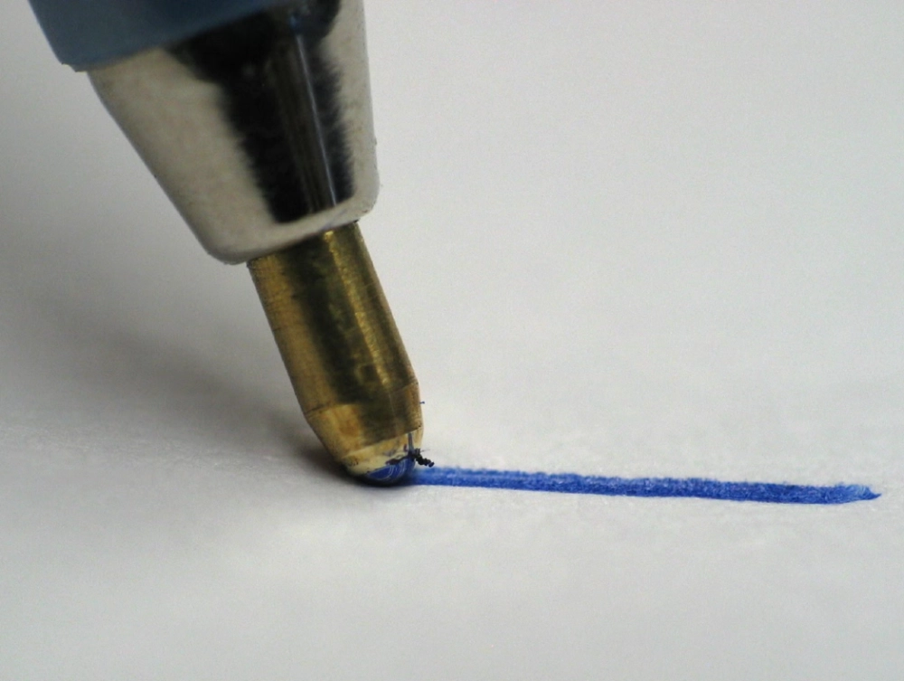 Ngòi bút bi 0.5mm tạo đường nét mảnh đầy tinh tế