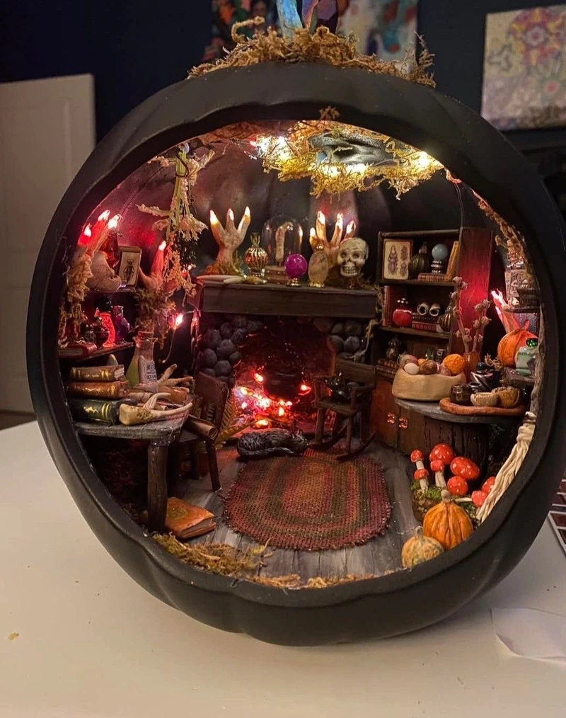 Máu me sống động trong diorama kinh dị máu me