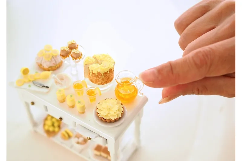 Bé vui thích với đồ ăn vặt nhỏ xinh trong bàn chơi