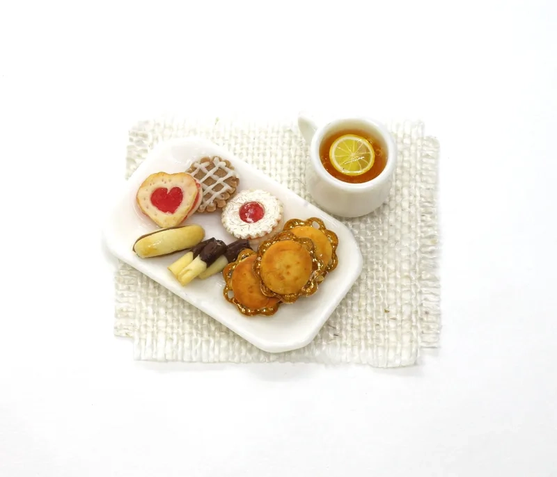 Bé chơi vui với đồ ăn vặt mini cho búp bê