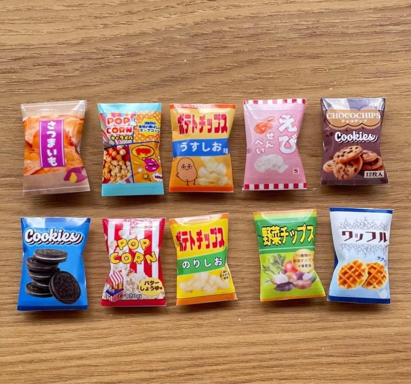 Bé chơi vui với đồ ăn vặt mini nhỏ xinh