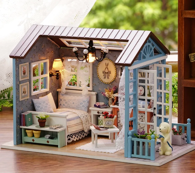 Bé chơi vui với đồ chơi mini cho trẻ em