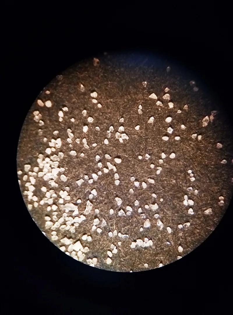 Cát sa mạc dưới kính phóng đại