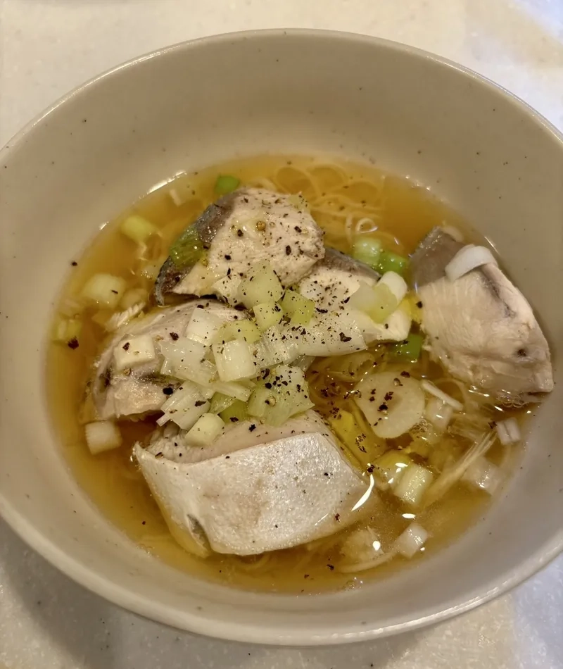 Trang trí bàn ăn với mì tôm nhỏ xinh dễ thương