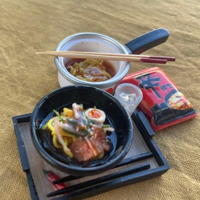 Trang trí bàn ăn với món mì nhỏ xinh siêu dễ thương