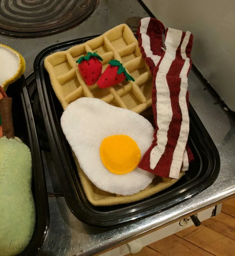 Trang trí bàn tiệc với đồ ăn giả mini đáng yêu