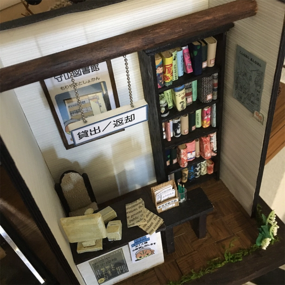 Mô hình nhà sách thu nhỏ đầy sắc màu tri thức