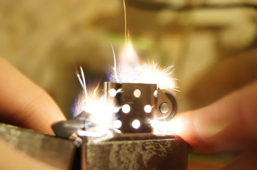 Chụp ảnh tia lửa bật lửa sắc nét đầy nghệ thuật