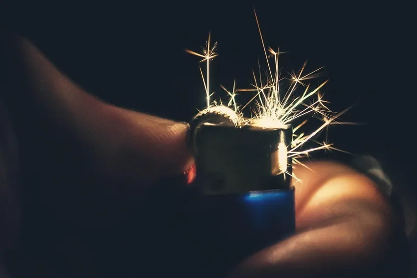 Hình ảnh bật lửa lửa bén nổi bật trong từng khoảnh khắc