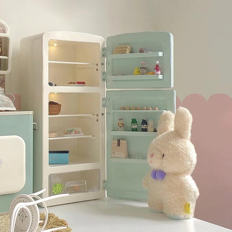 Trang trí bàn chơi với tủ lạnh mini handmade