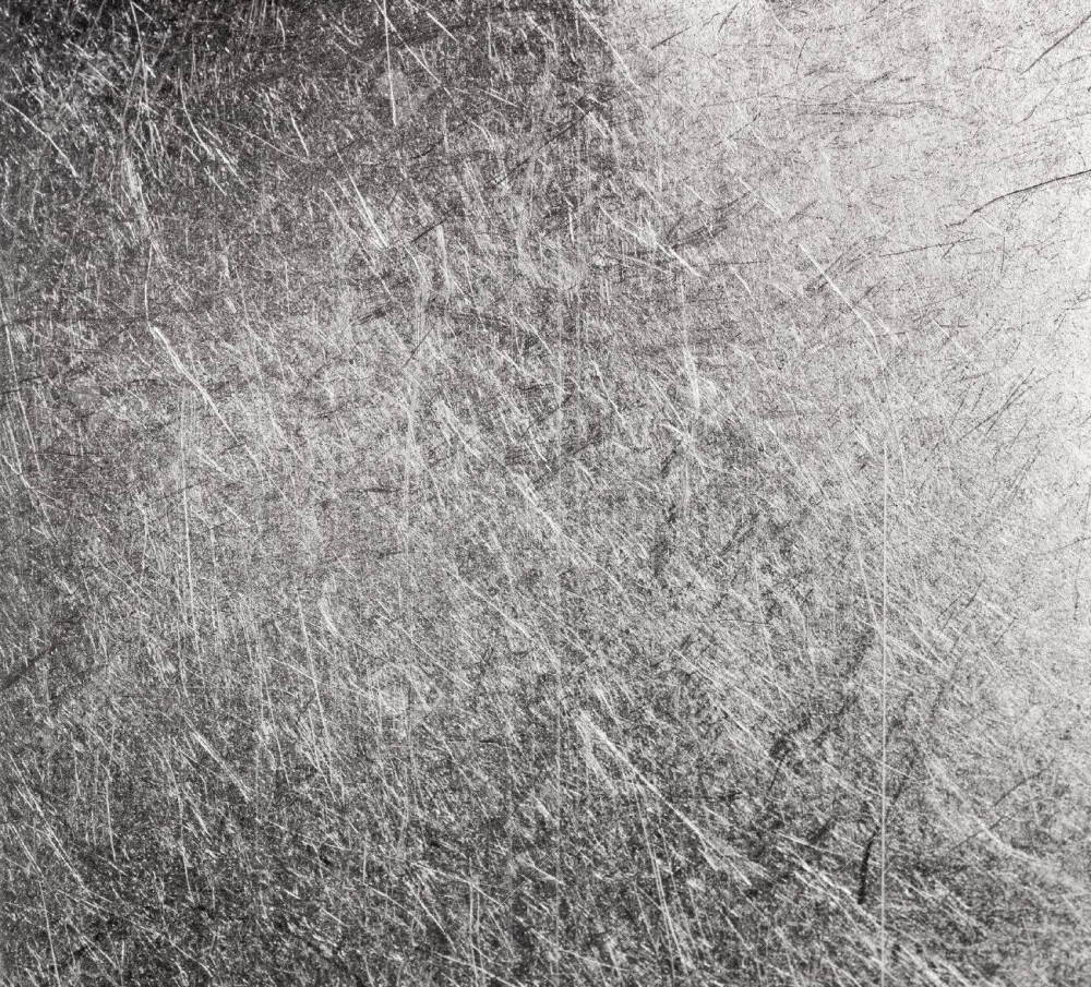 Vết xước trên kim loại phản chiếu ánh sáng mạnh mẽ