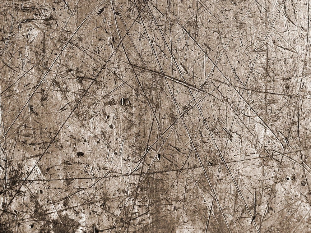 Vết trầy trên kim loại kể câu chuyện bền bỉ