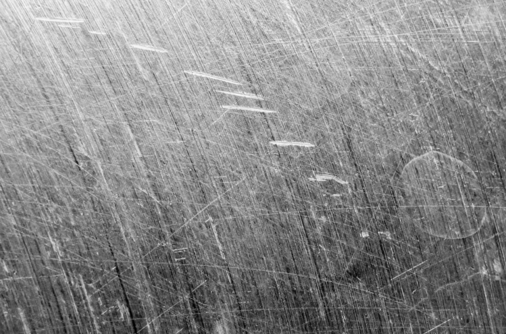 Vết xước trên nhôm tạo chiều sâu cho hình ảnh