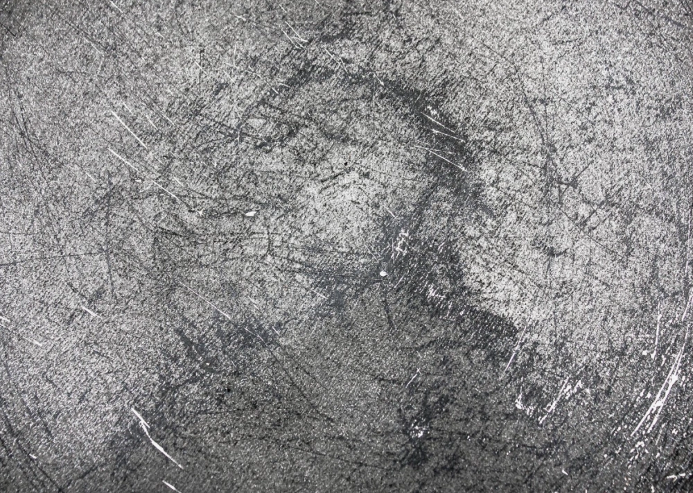 Nhôm bị xước trở nên nổi bật dưới ánh sáng