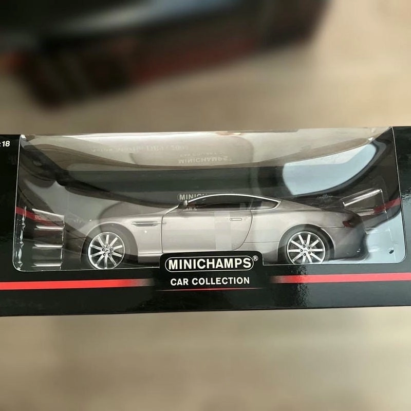 Mô hình siêu xe 1:18 kim loại chắc tay bền bỉ