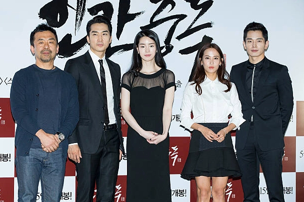 Đạo diễn Hàn Quốc Kim Dae Woo cùng các diễn viên Song Seung Heon, Lim Ji Yeon, Cho Yeo Jeong và On Ju Wan tham dự buổi công chiếu báo chí Obsessed tại CGV