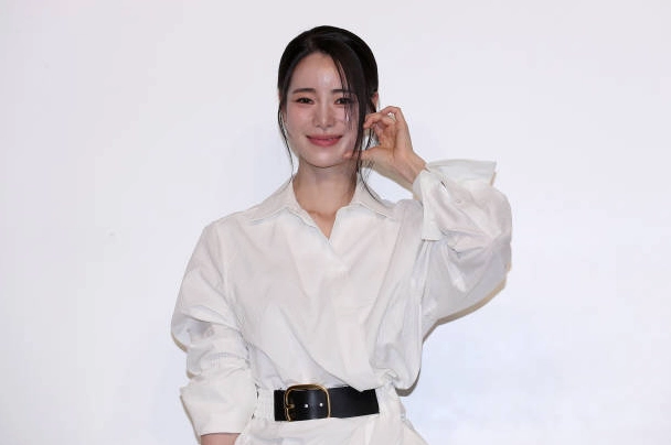 Nữ diễn viên Hàn Quốc Lim Ji Yeon còn được biết đến với tên Im Ji Yeon xuất hiện tại buổi khai trương CASA LOEWE Seoul