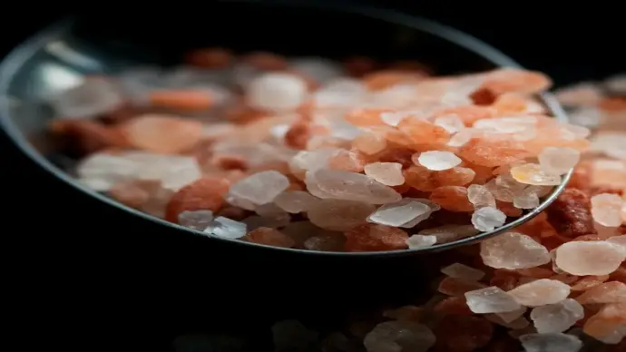 Khám phá cấu trúc lập phương của tinh thể muối phóng to