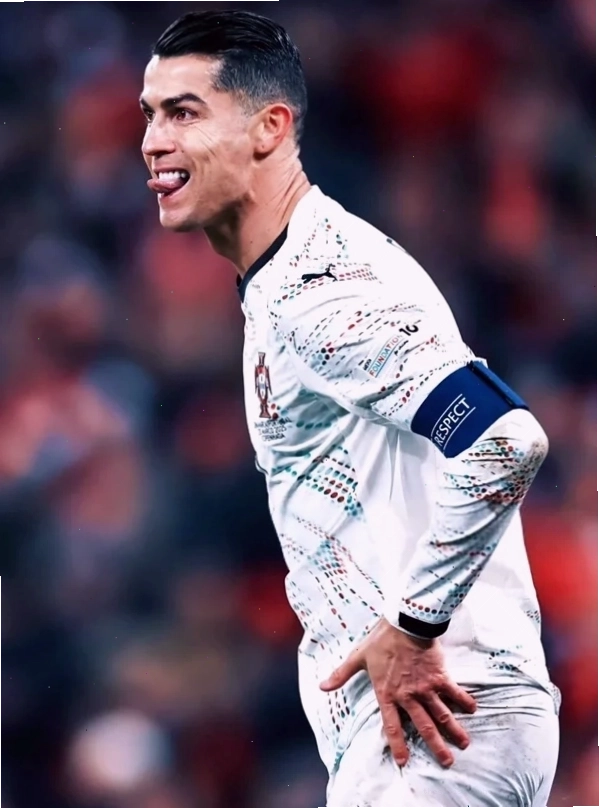 Ảnh chế Ronaldo uống nước meme cực hài