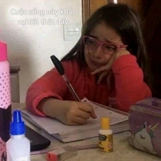 Ảnh meme khóc buồn thể hiện sự đau khổ
