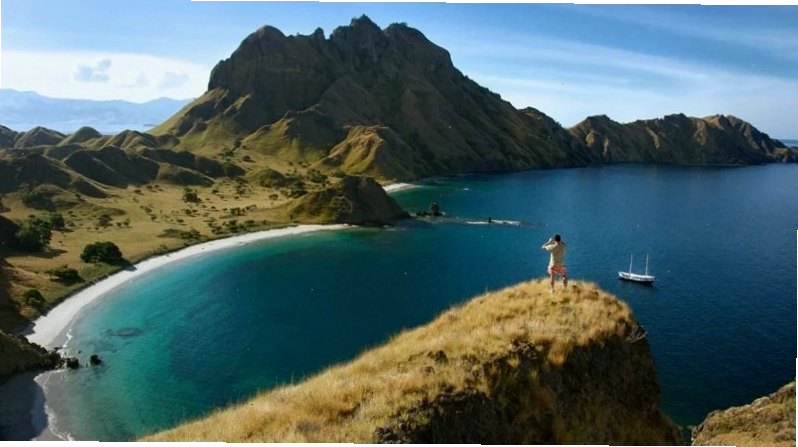 Bãi biển cát hồng độc đáo trên đảo Komodo