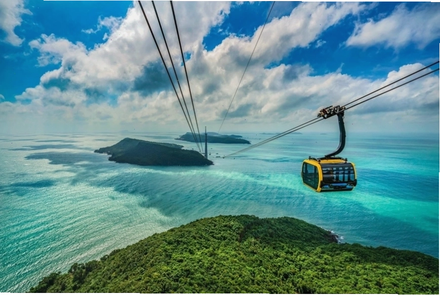 Bãi biển Phú Quốc với cát trắng và nước biển trong xanh