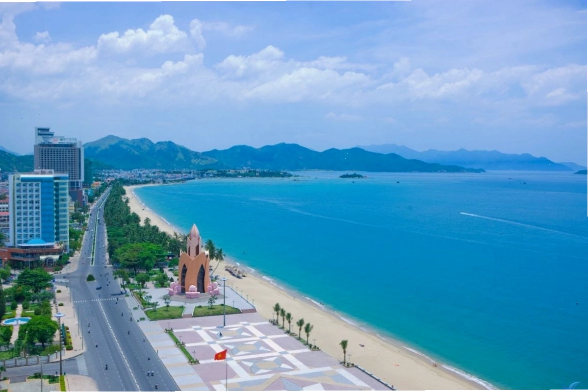 Bãi biển Trần Phú Nha Trang với cát trắng và nước biển trong xanh
