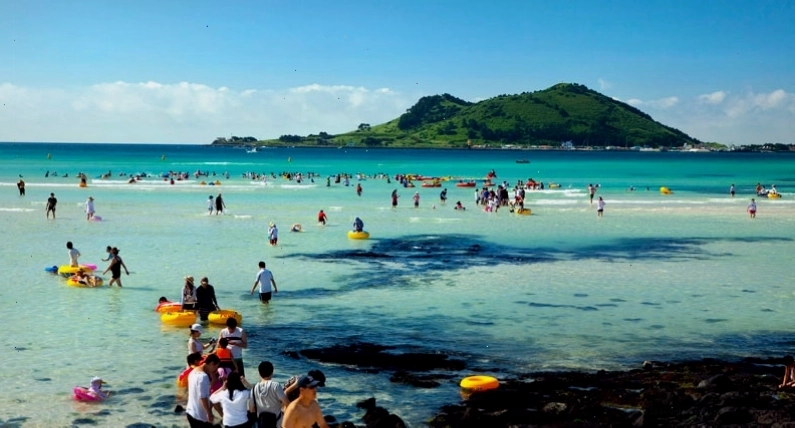 Bãi biển tuyệt đẹp trên đảo Jeju với làn nước trong xanh và bờ cát trắng mịn