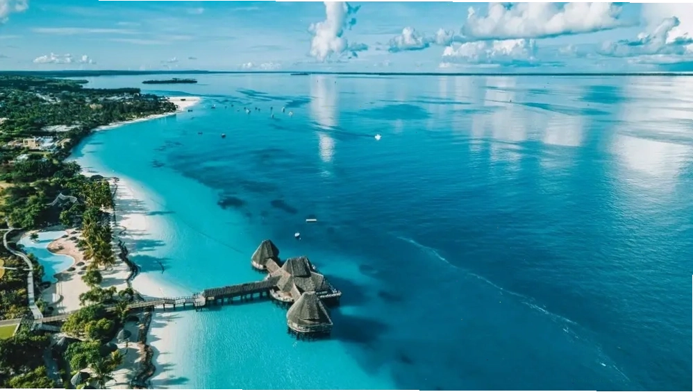 Bãi biển xinh đẹp và làn nước trong xanh tại Zanzibar