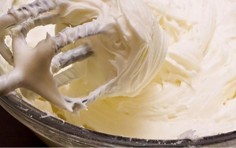 Bạn cần phải đánh bánh đều tay để panna cotta không bị tách lớp