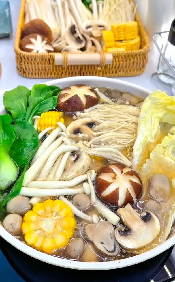 Bàn tiệc lẩu thịnh soạn với nhiều món ăn kèm hấp dẫn