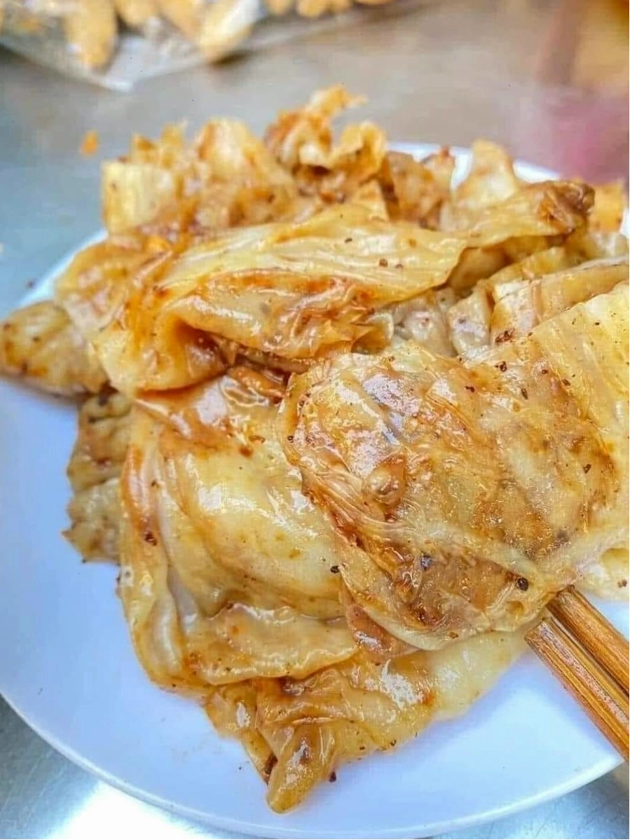 Bánh cuốn Mão Điền thường được ăn kèm với các loại rau thơm và nước chấm đặc biệt