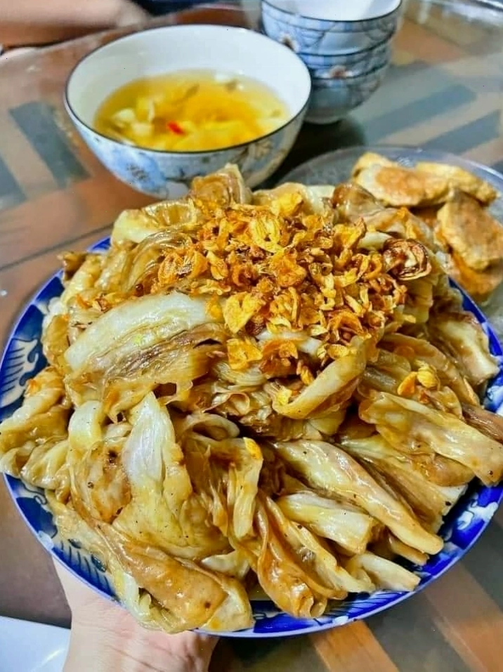 Bánh cuốn Mão Điền với lớp hành phi phủ đều tạo màu nâu vàng hấp dẫn