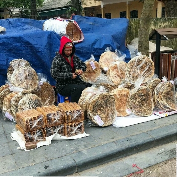 Bánh đa Kế được tráng mỏng và phơi dưới nắng