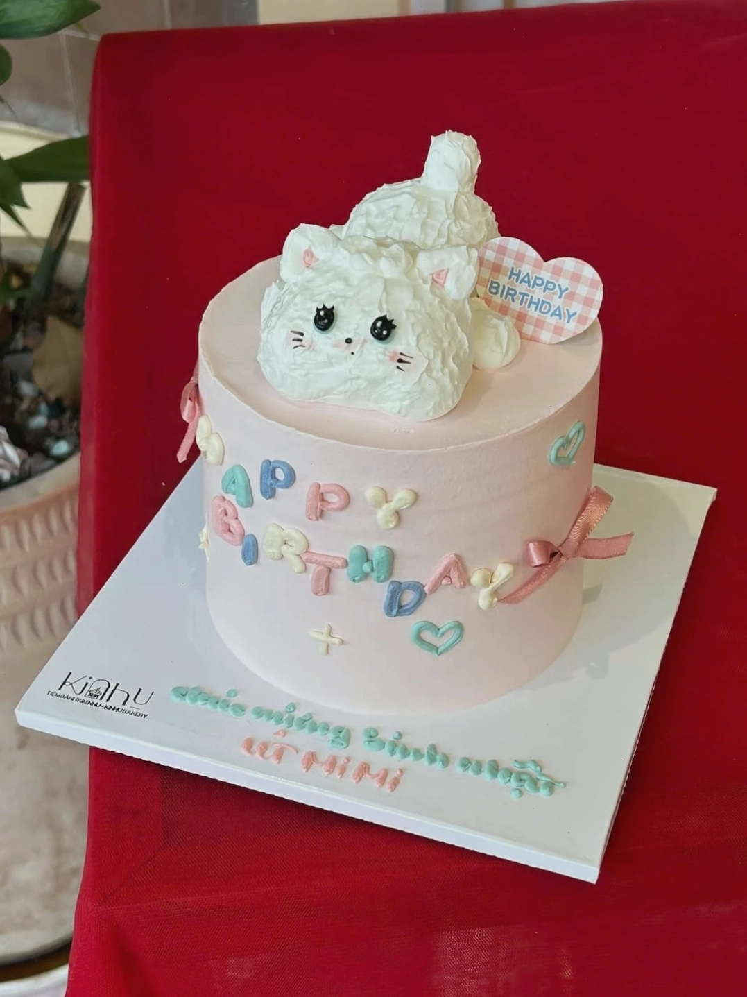 Bánh kem 2 tầng dễ thương với họa tiết ngộ nghĩnh