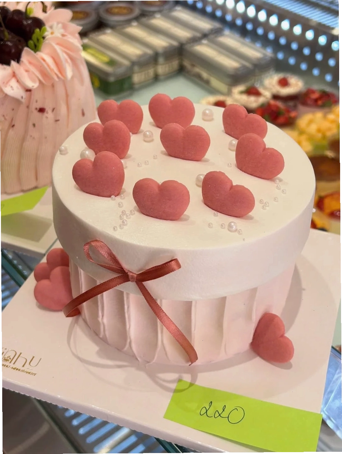 Bánh kem 2 tầng hình trái tim cho bé gái