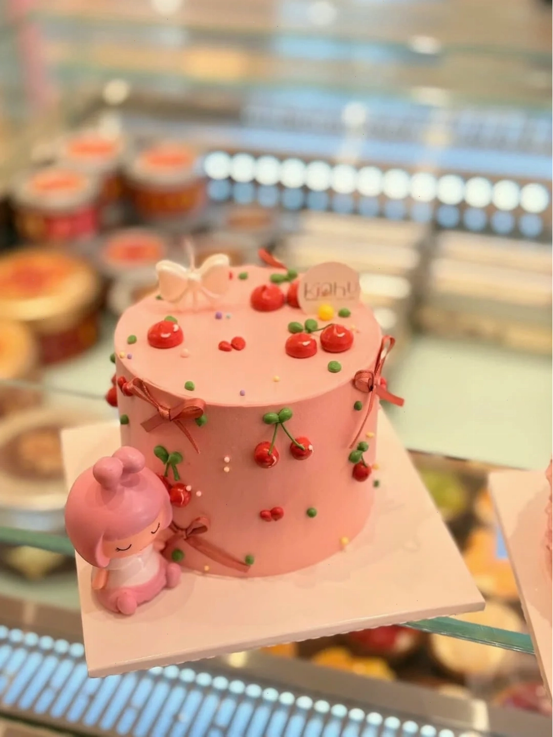 Bánh kem 2 tầng màu hồng pastel cho bé gái