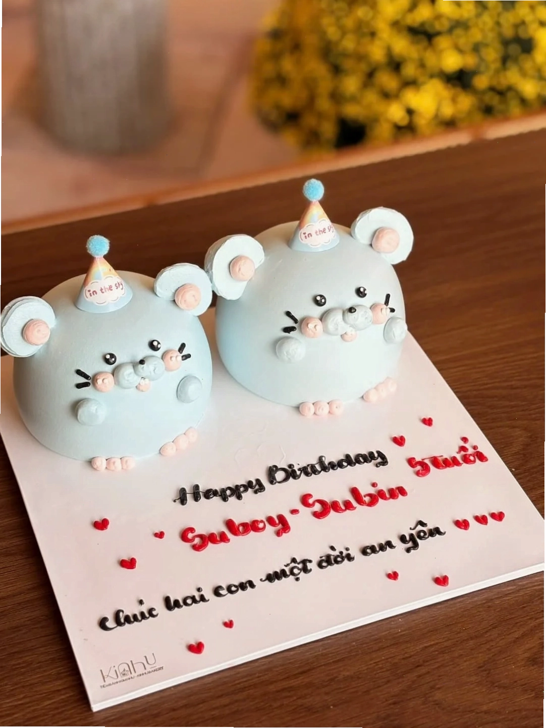 Bánh kem 2 tầng tạo hình nhân vật hoạt hình ngộ nghĩnh