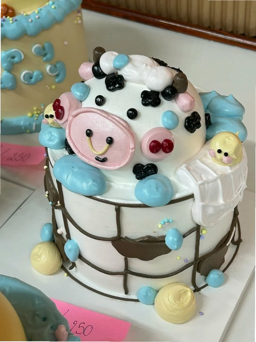 Bánh kem 2 tầng với nhiều loại thú hoạt hình đáng yêu