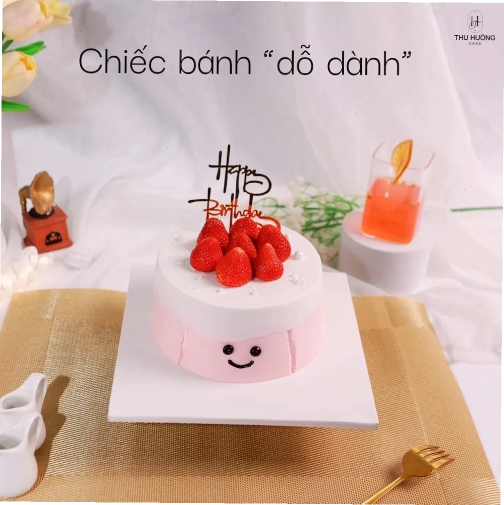 Bánh sinh nhật dâu tây với hình vẽ mặt cười ngộ nghĩnh