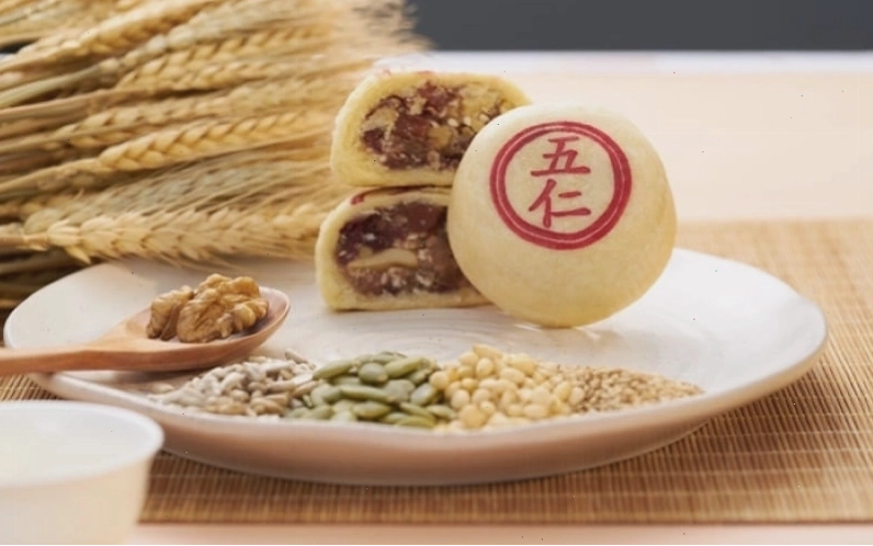 Bánh Trung Thu kiểu Bắc Kinh với lớp vỏ giòn và nhân đậu đỏ truyền thống