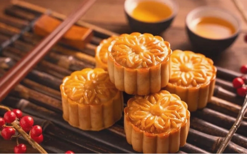 Bánh Trung Thu kiểu Quảng Đông với lớp vỏ vàng óng và họa tiết tinh xảo