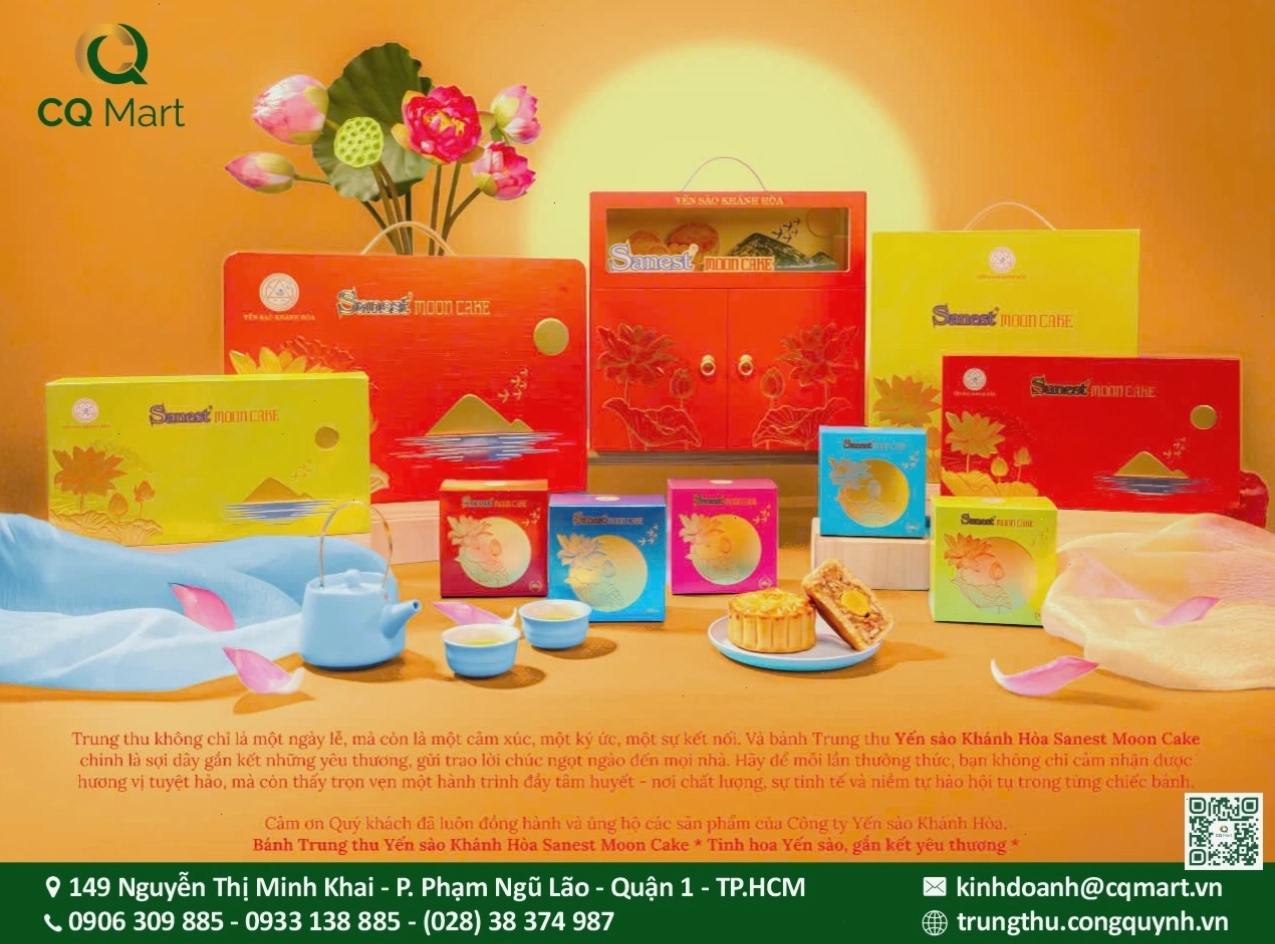 Bánh trung thu yến sào được cắt ra để lộ phần nhân bên trong