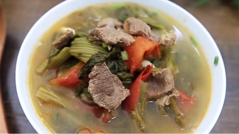Bát canh dưa chua thịt bò nóng hổi mời gọi