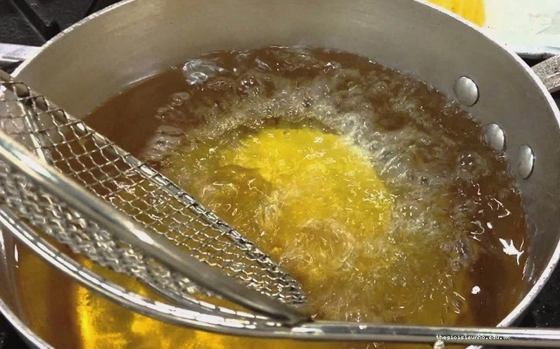 Bắt chảo dầu nóng chiên bánh quẩy